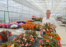 Geert-Jan Aaldering van Schneider Youngplants, dat verheugd was nu eindelijk het nieuwe bedrijf te kunnen tonen aan het publiek. De Begonia Wendy is een nieuwe tweekleur uit een serie afkomstig van veredelaar Tesselaar Alstroemeria, welke Schneider sinds kort in productie heeft.